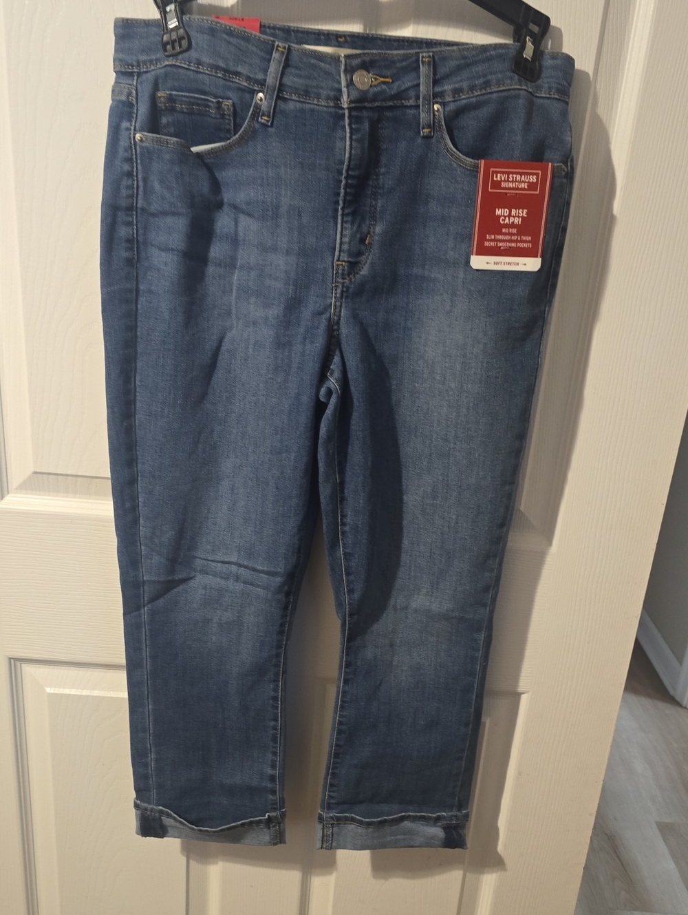Levi's Mid Rise Capri Jeans in Blue